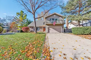 900 Sarasota Ln, Crystal Lake, IL 60014 - Photo 1