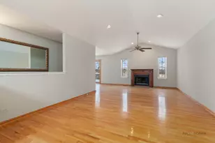 186 N Crooked Lake Ln, Lindenhurst, IL 60046 - Photo 2