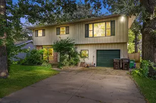 3025 Victoria Ave, McHenry, IL 60050 - Photo 2