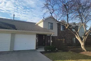 877 Cross Creek Dr, Roselle, IL 60172 - Photo 1