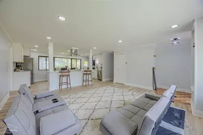 631 W Weathersfield Way, Schaumburg, IL 60193 - Photo 2