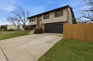 1688 President St, Glendale Heights, IL 60139 - Photo 2