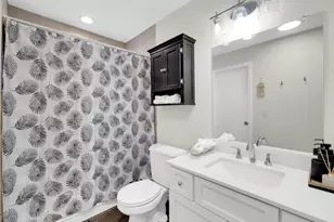 379 Sandhurst Cir, Glen Ellyn, IL 60137 - Photo 16