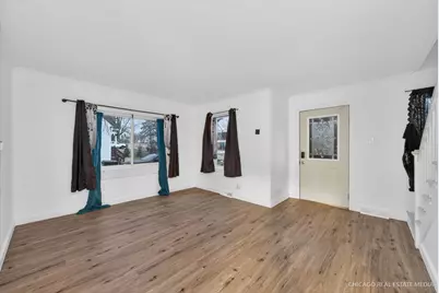 712 N Cedarwood Circle, Round Lake Heights, IL 60073 - Photo 4