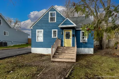 712 N Cedarwood Circle, Round Lake Heights, IL 60073 - Photo 2