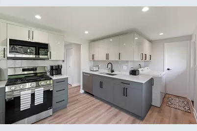 208 W Hartford Drive, Schaumburg, IL 60193 - Photo 8