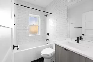 3752 W Roscoe St, Chicago, IL 60618 - Photo 8