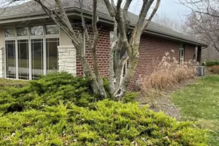 104 River Run Dr, Saint Anne, IL 60964 - Photo 2