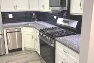 2050 Valencia Dr, Northbrook, IL 60062 - Photo 2