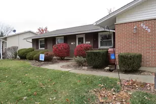 6829 Roberts Dr, Woodridge, IL 60517 - Photo 2