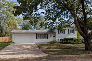 943 Cambridge Ln, Crystal Lake, IL 60014 - Photo 2