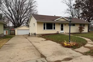 322 E 10th St, Pecatonica, IL 61063 - Photo 2