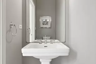 834 W Village Ct, Chicago, IL 60608 - Photo 18