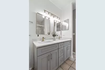 834 W Village Court, Chicago, IL 60608 - Photo 16