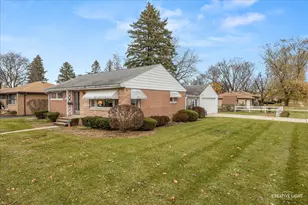 1103 Hiawatha Dr, Elgin, IL 60120 - Photo 2