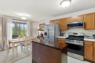1017 Brookdale Dr, Carpentersville, IL 60110 - Photo 10