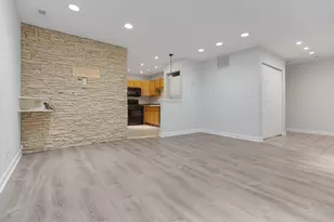 537 E Shag Bark Ln, Streamwood, IL 60107 - Photo 4