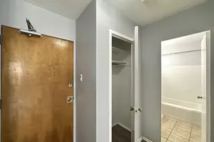 1040 W Hollywood Ave, Chicago, IL 60660 - Photo 16