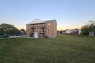 737 Lippert Ln, Glendale Heights, IL 60139 - Photo 2