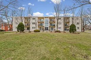 1004 E Harding Dr, Urbana, IL 61801 - Photo 2