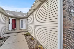 2716 Westbrook Dr, Bloomington, IL 61705 - Photo 2