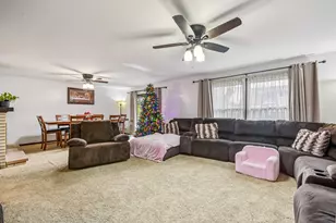 1071 Almond Dr, Aurora, IL 60506 - Photo 6