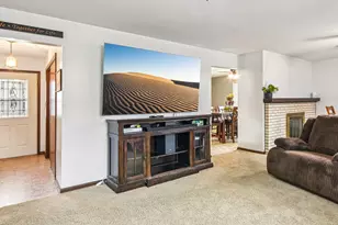 1071 Almond Dr, Aurora, IL 60506 - Photo 4