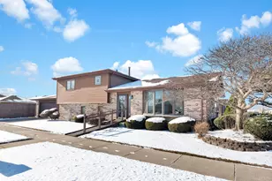 5841 W 75th Pl, Burbank, IL 60459 - Photo 2