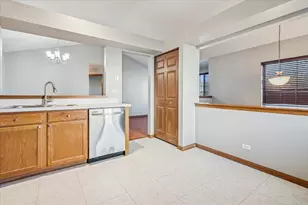 601 E Victoria Cir, North Aurora, IL 60542 - Photo 6