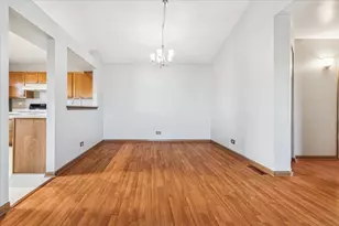 601 E Victoria Cir, North Aurora, IL 60542 - Photo 4