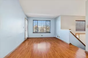 601 E Victoria Cir, North Aurora, IL 60542 - Photo 2