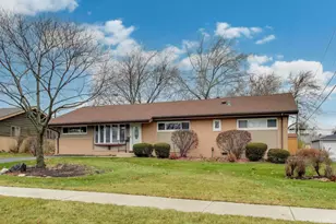 540 Newark Ln, Hoffman Estates, IL 60169 - Photo 2