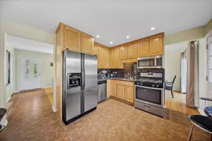 1614 Holly Ave, Darien, IL 60561 - Photo 4