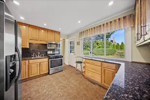 1614 Holly Ave, Darien, IL 60561 - Photo 2