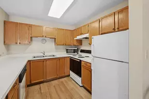 605 Barrington Ave, East Dundee, IL 60118 - Photo 8