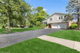 454 W Sheridan Pl, Lake Bluff, IL 60044 - Photo 2