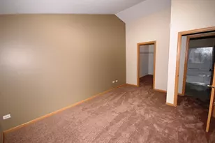 2327 Silverstone Dr, Carpentersville, IL 60110 - Photo 8