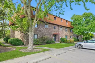 195 W Brandon Ct, Palatine, IL 60067 - Photo 1