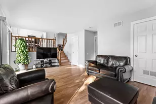 202 Parkwood Dr, Streamwood, IL 60107 - Photo 8