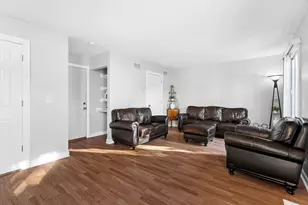 202 Parkwood Dr, Streamwood, IL 60107 - Photo 6