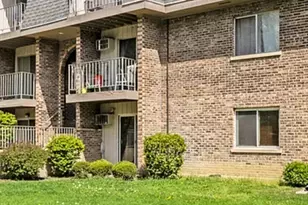 984 Crabapple Dr, Prospect Heights, IL 60070 - Photo 2