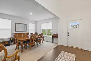 1119 Glengary Cir, Crystal Lake, IL 60012 - Photo 2