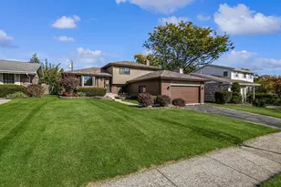 417 Glenys Dr, Lemont, IL 60439 - Photo 2