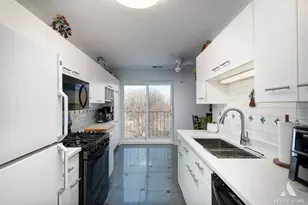 805 Leicester Rd, Elk Grove Village, IL 60007 - Photo 6