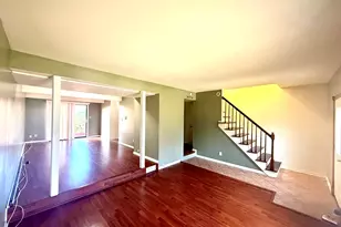 13 Pioneer Park Pl, Elgin, IL 60123 - Photo 2