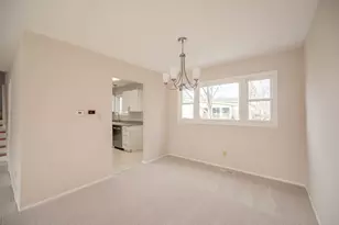 266 Dartmoor Dr, Crystal Lake, IL 60014 - Photo 4