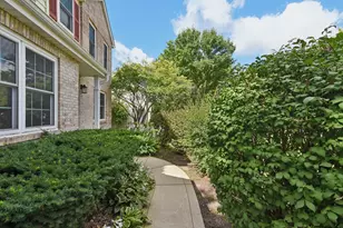 616 Pinehurst Dr, North Aurora, IL 60542 - Photo 2