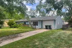 2002 E Country Squire Dr, Urbana, IL 61802 - Photo 2