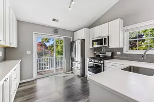 303 Stillwater Ct, Wauconda, IL 60084 - Photo 6