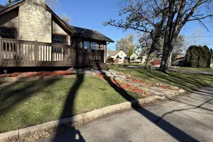 554 Fremont St, Woodstock, IL 60098 - Photo 2
